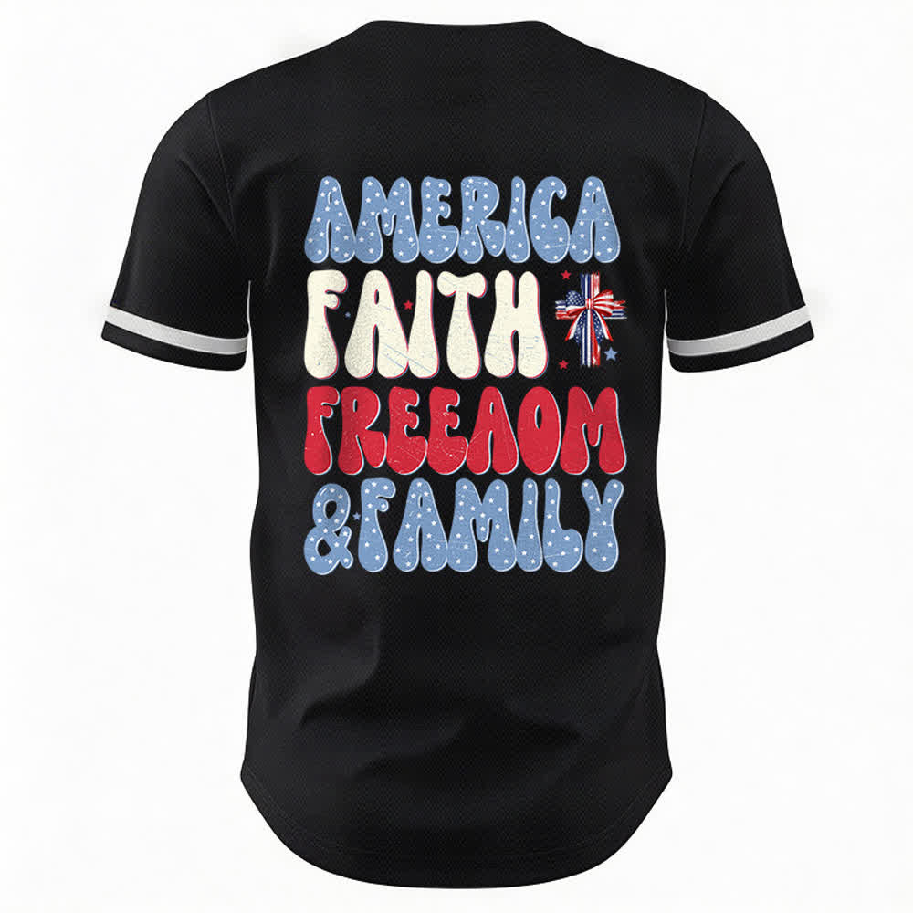 Christianartworkshop Jesús EST.1776 América Fe Libertad y Familia Camiseta de béisbol con botones y estampado de la bandera de EE. UU. - image 1
