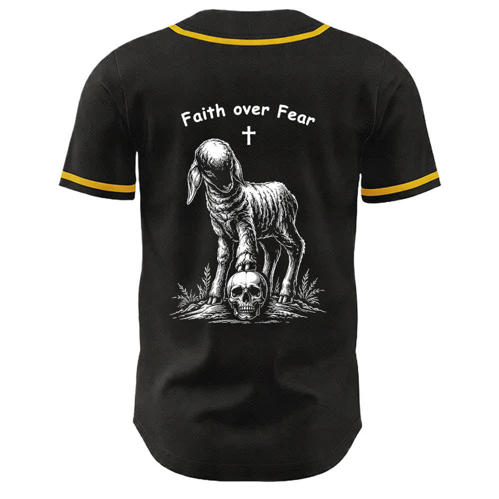 Camiseta de béisbol unisex con estampado de calavera, cordero y cruz de Christianartworkshop , "Fe sobre el miedo". - image 1