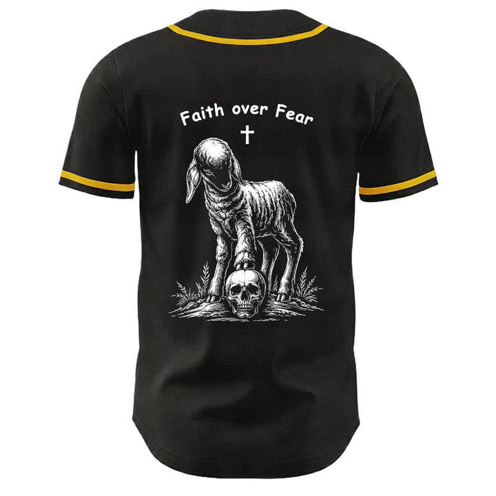 Camiseta de béisbol unisex con estampado de calavera, cordero y cruz de Christianartworkshop , "Fe sobre el miedo". - image 1