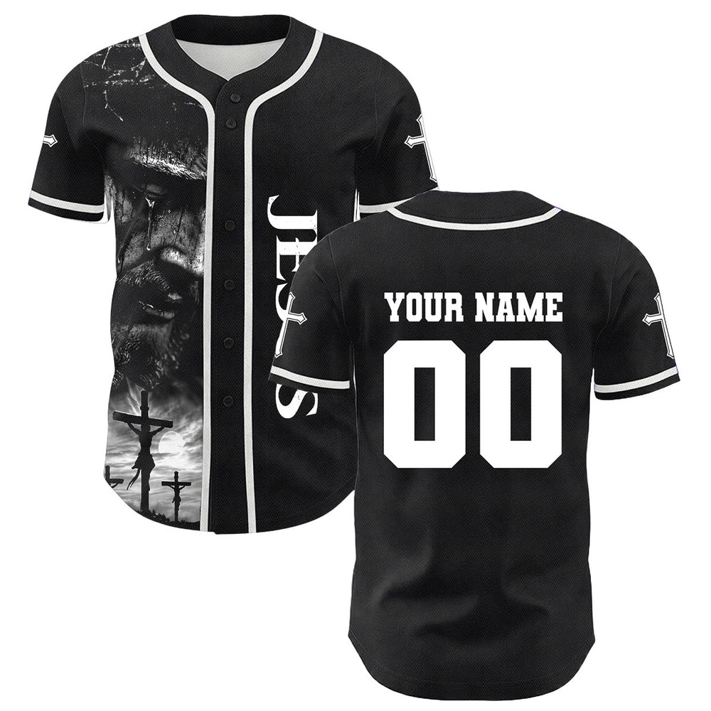 Camiseta de béisbol unisex con diseño de la crucifixión de Jesús y manga personalizada con nombre y número en Christianartworkshop. - image 1