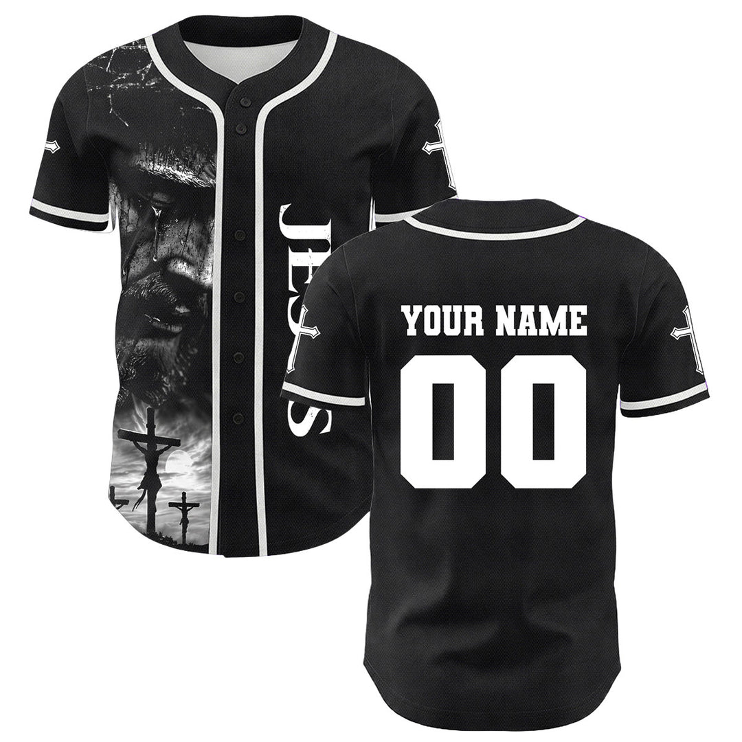 Camiseta de béisbol unisex con diseño de la crucifixión de Jesús y manga personalizada con nombre y número en Christianartworkshop. - image 1