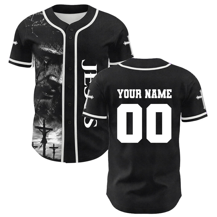 Camiseta de béisbol unisex con diseño de la crucifixión de Jesús y manga personalizada con nombre y número en Christianartworkshop. - image 1