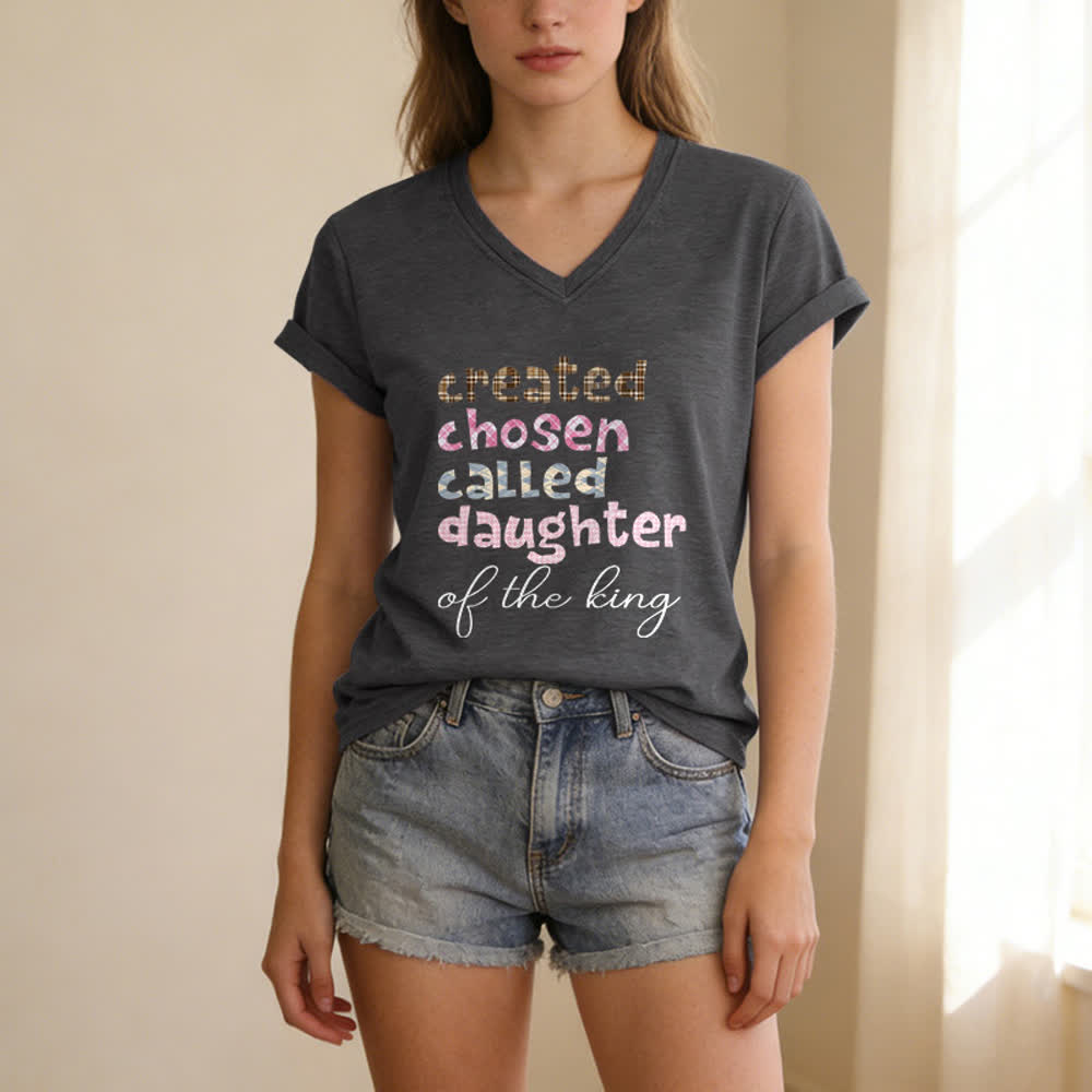 Christianartworkshop Camiseta de mujer con cuello en V Chosen Daughter Graphic Heather Charcoal - image 1