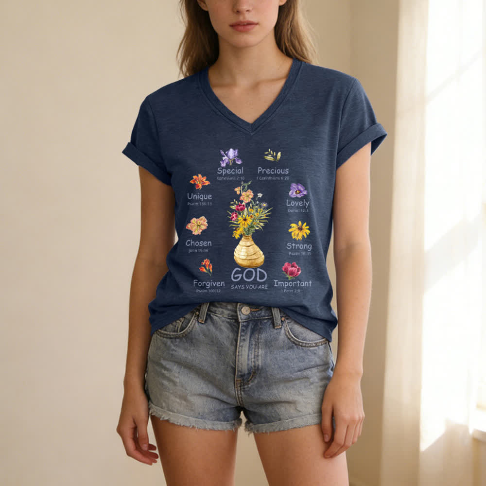 Christianartworkshop Camiseta de mujer holgada con cuello en V y estampado floral "Dios dice que eres..." - image 1
