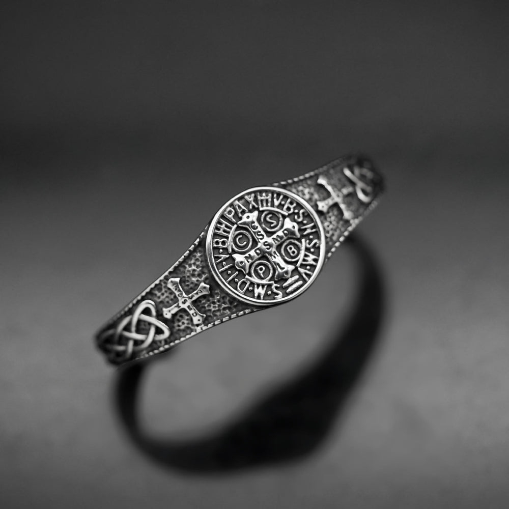 Christianartworkshop Pulsera abierta con medalla de San Benito de estilo vintage: emblema de la protección celestial eterna. - image 1