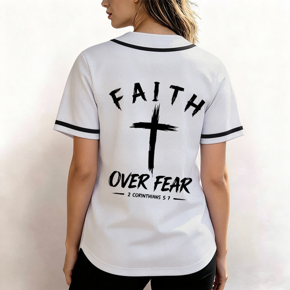 Camiseta de béisbol con ribete de contraste "Fe sobre el miedo" de Christianartworkshop - image 31