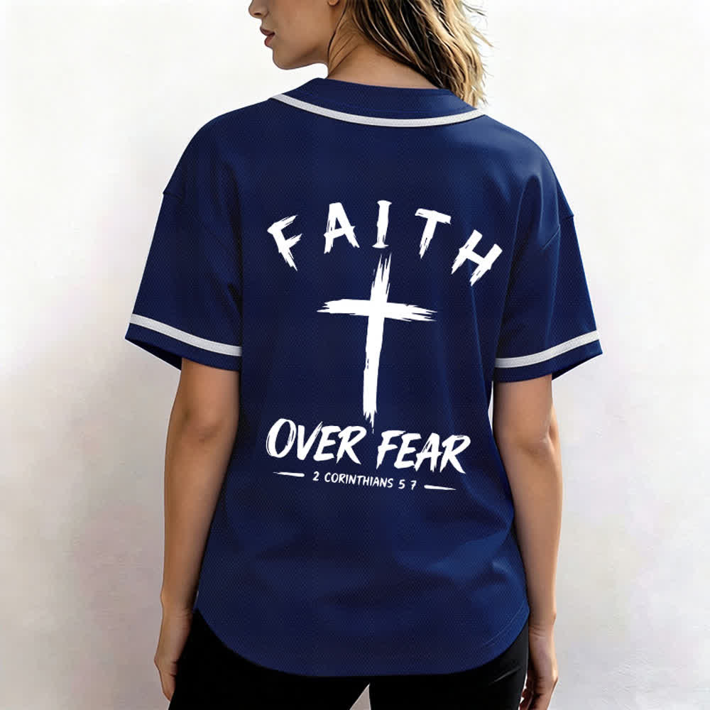 Camiseta de béisbol con ribete de contraste "Fe sobre el miedo" de Christianartworkshop - image 3