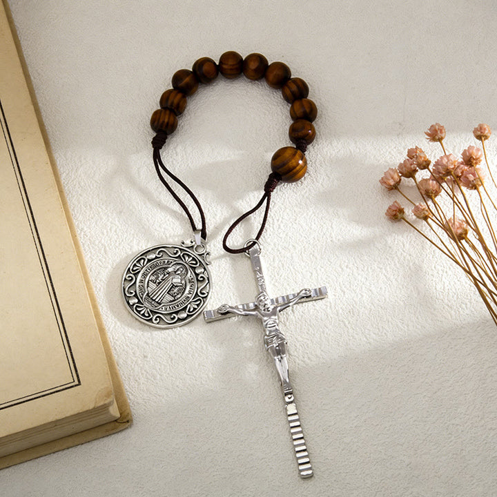 Christianartworkshop Colgante de coche antiguo de madera con cuentas, medalla de San Benito y crucifijo: emblema de protección celestial en el camino. - image 3