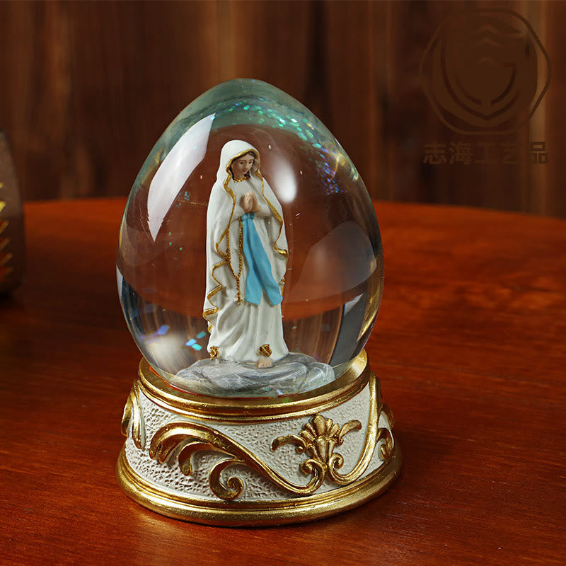 Christianartworkshop Bola de nieve con forma de huevo y purpurina, con estatua de la Virgen María en oración: emblema de la pura súplica celestial. - image 2