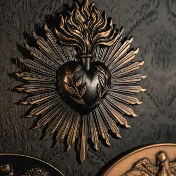Christianartworkshop Arte mural de resina con el Sagrado Corazón en la parte superior en forma de llama: emblema del resplandor celestial eterno. - Negro - image 0