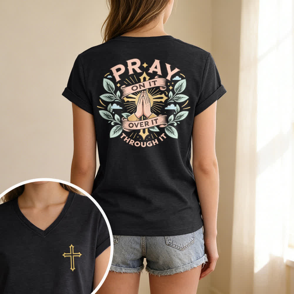 Christianartworkshop Camiseta de mujer con cuello en V y manga enrollada con nudo lateral "Pray On It" - image 3