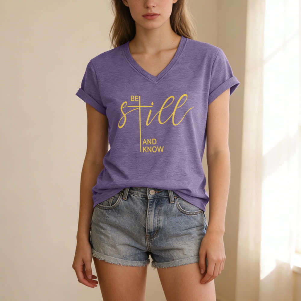 Christianartworkshop Camiseta de cuello en V para mujer "Be Still And Know" color morado jaspeado. - image 1