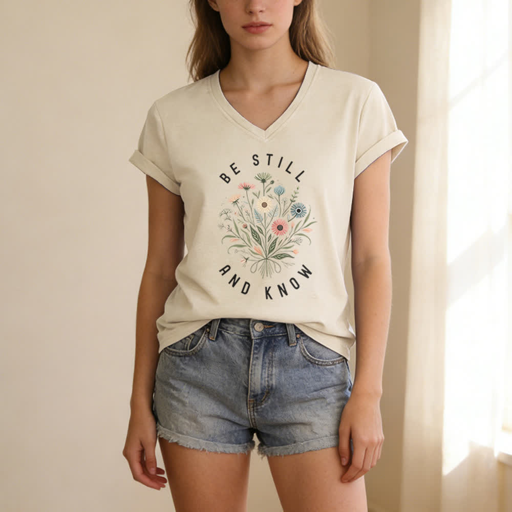 Christianartworkshop Camiseta de mujer con cuello en V y bajo con nudo floral "Be Still And Know" - image 7