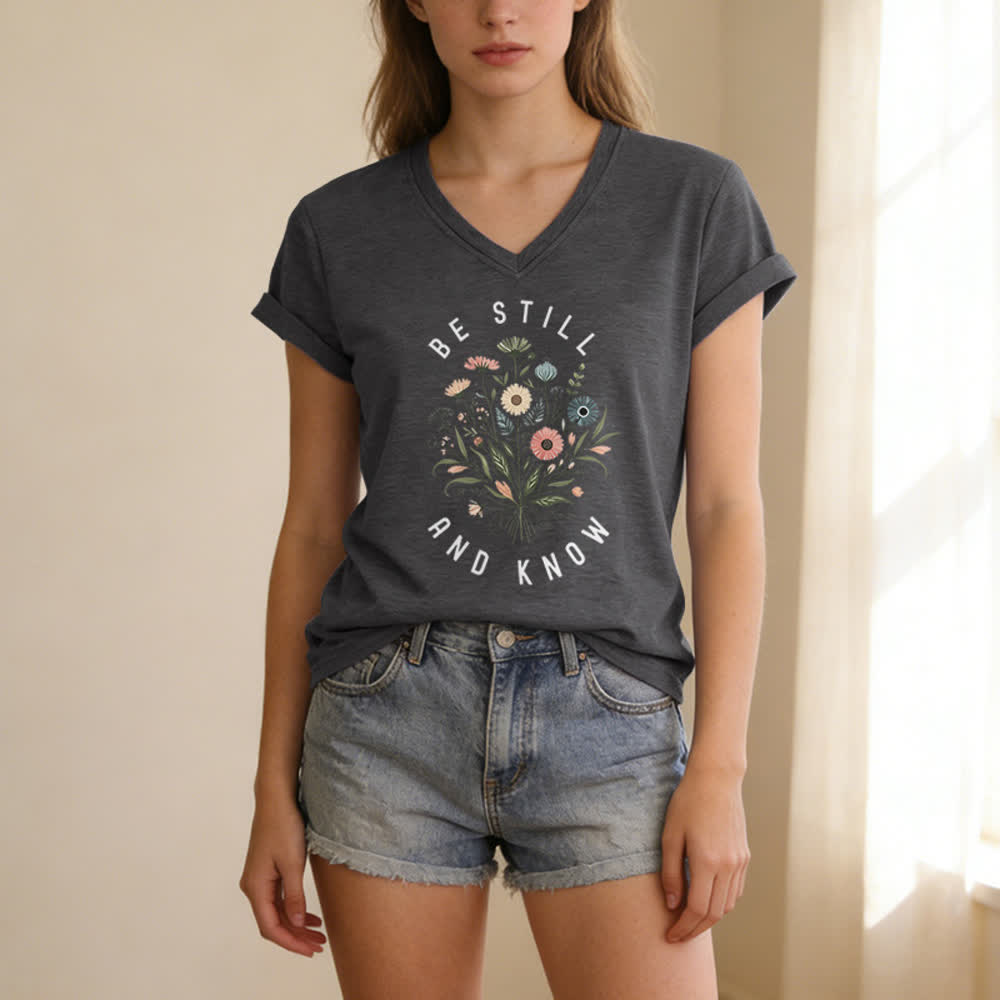 Christianartworkshop Camiseta de mujer con cuello en V y bajo con nudo floral "Be Still And Know" - image 3