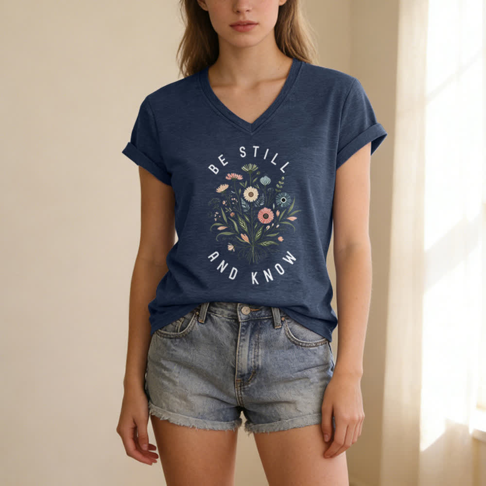 Christianartworkshop Camiseta de mujer con cuello en V y bajo con nudo floral "Be Still And Know" - image 1