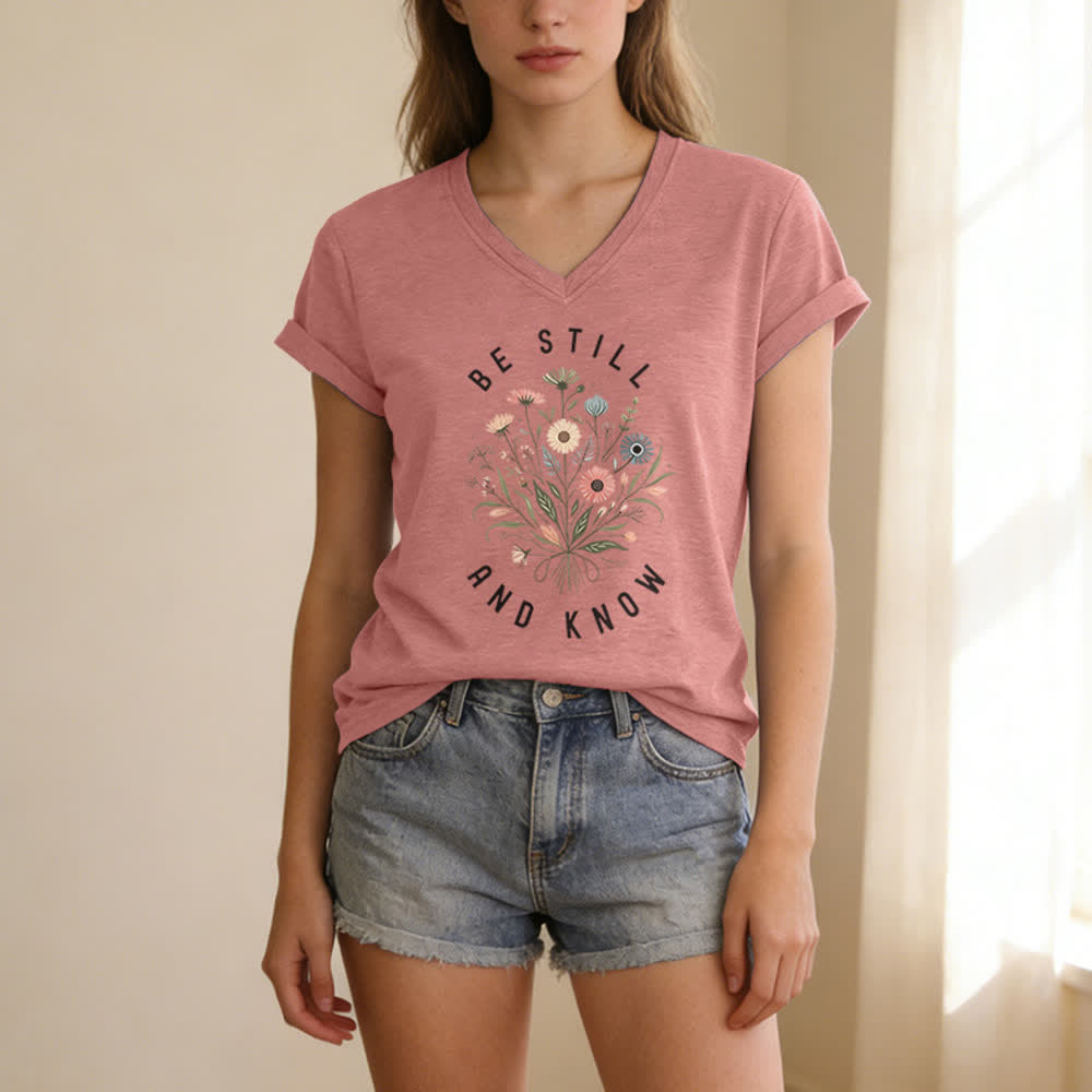 Christianartworkshop Camiseta de mujer con cuello en V y bajo con nudo floral "Be Still And Know" - image 5