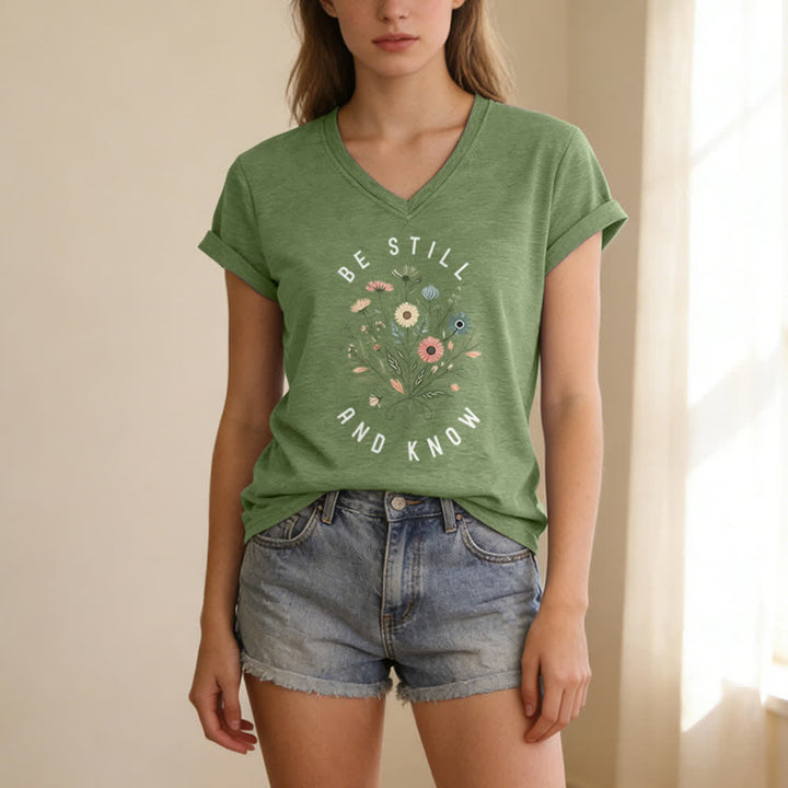 Christianartworkshop Camiseta de mujer con cuello en V y bajo con nudo floral "Be Still And Know" - image 25