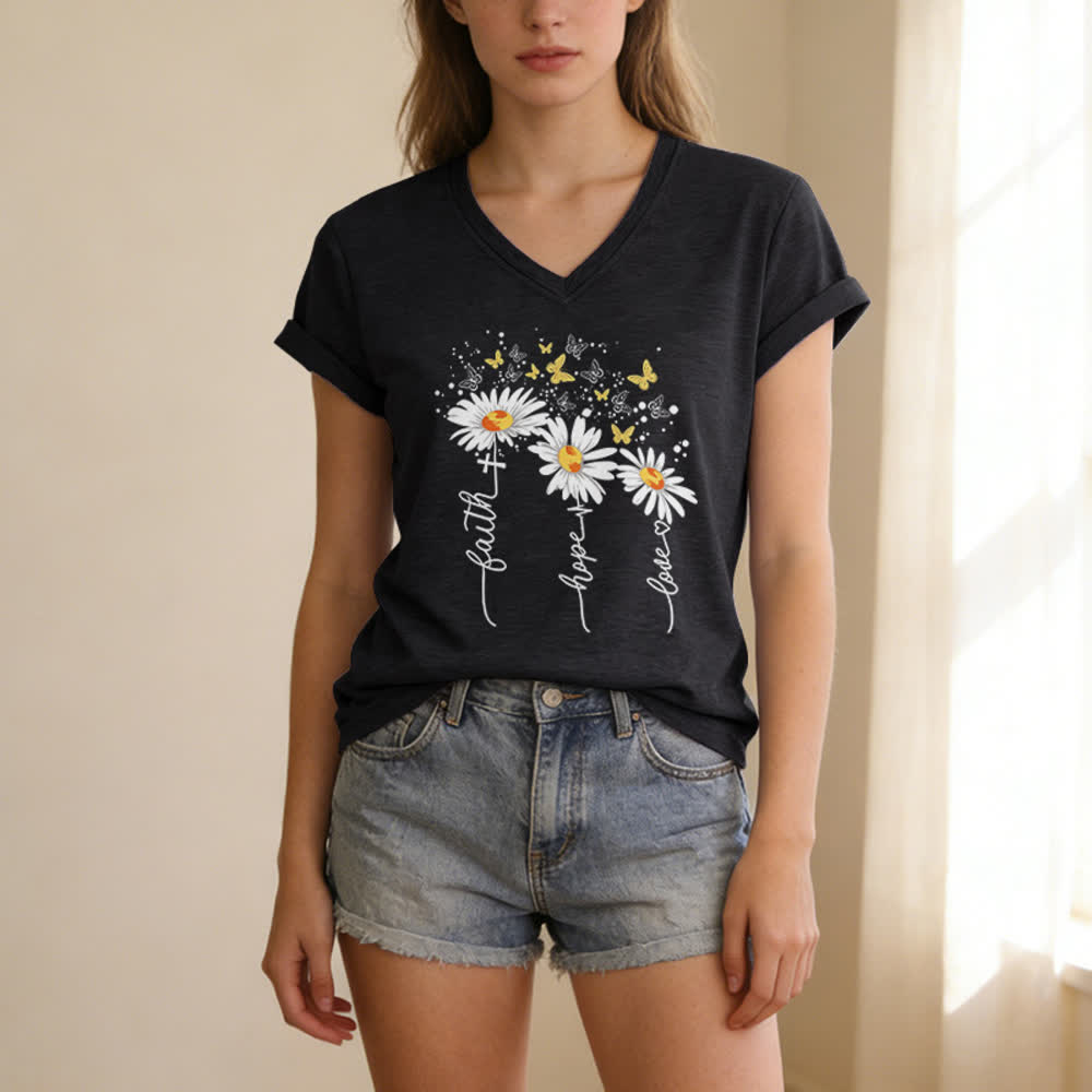 Christianartworkshop Camiseta de mujer con cuello en V y estampado de margaritas y mariposas "Fe, Esperanza, Amor" - image 7