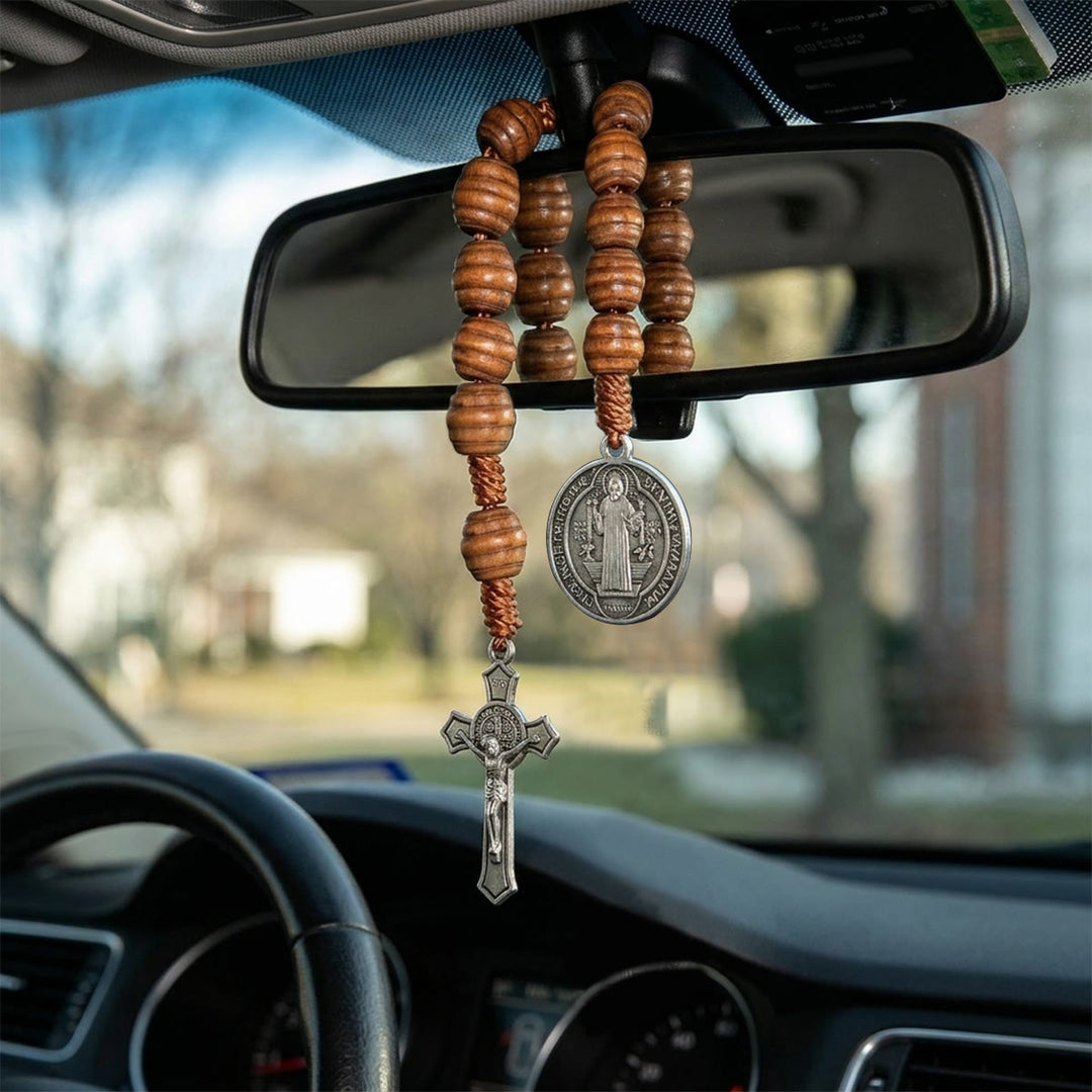 Christianartworkshop Medalla de San Benito, colgante de Jesús crucificado para espejo retrovisor del coche: símbolo de bendición para una conducción tranquila. - Crucifijo y San Benito - image 0