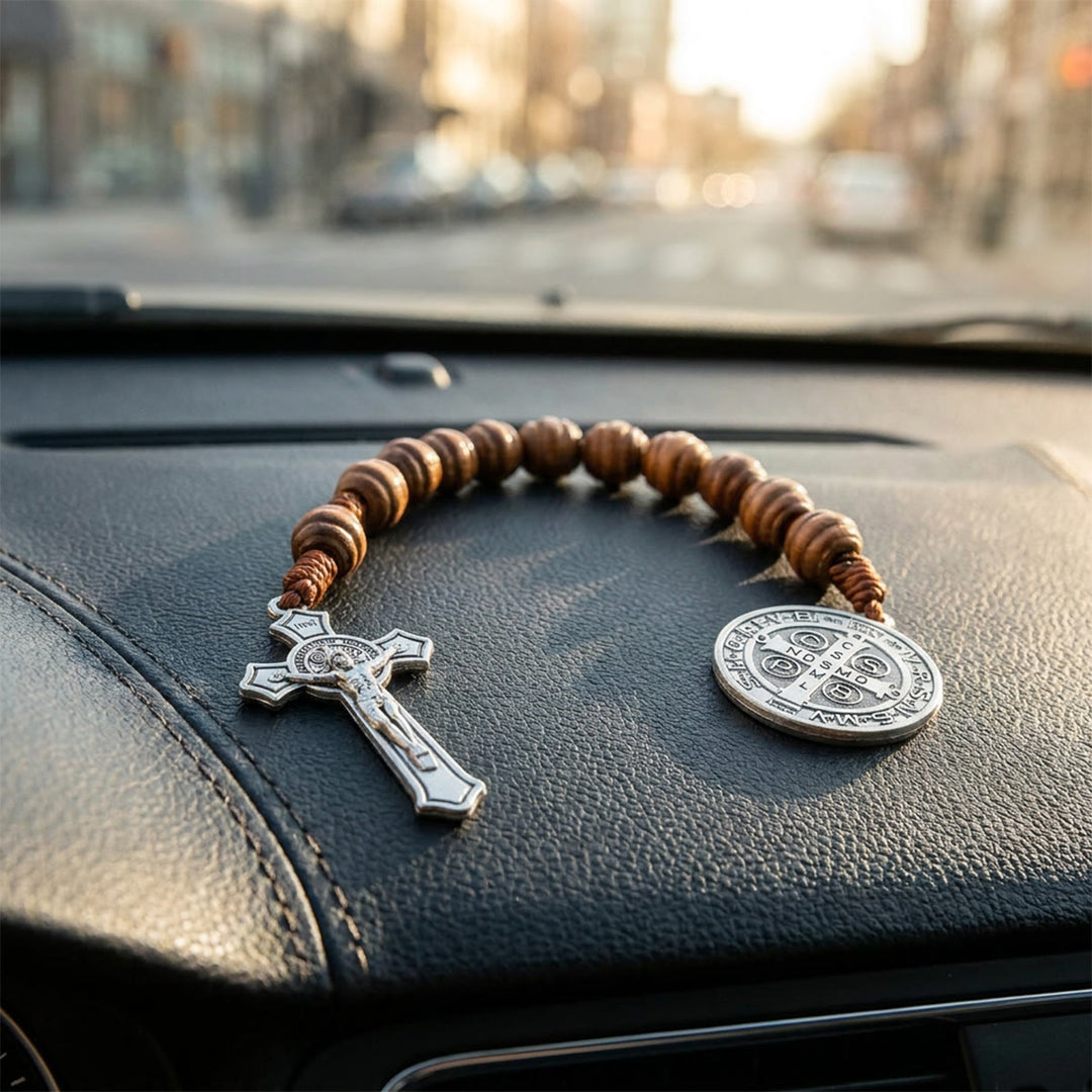 Christianartworkshop Medalla de San Benito, colgante de Jesús crucificado para espejo retrovisor del coche: símbolo de bendición para una conducción tranquila. - image 1
