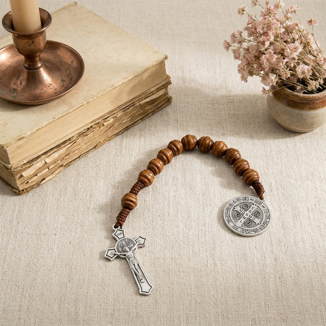 Christianartworkshop Medalla de San Benito, colgante de Jesús crucificado para espejo retrovisor del coche: símbolo de bendición para una conducción tranquila. - image 3