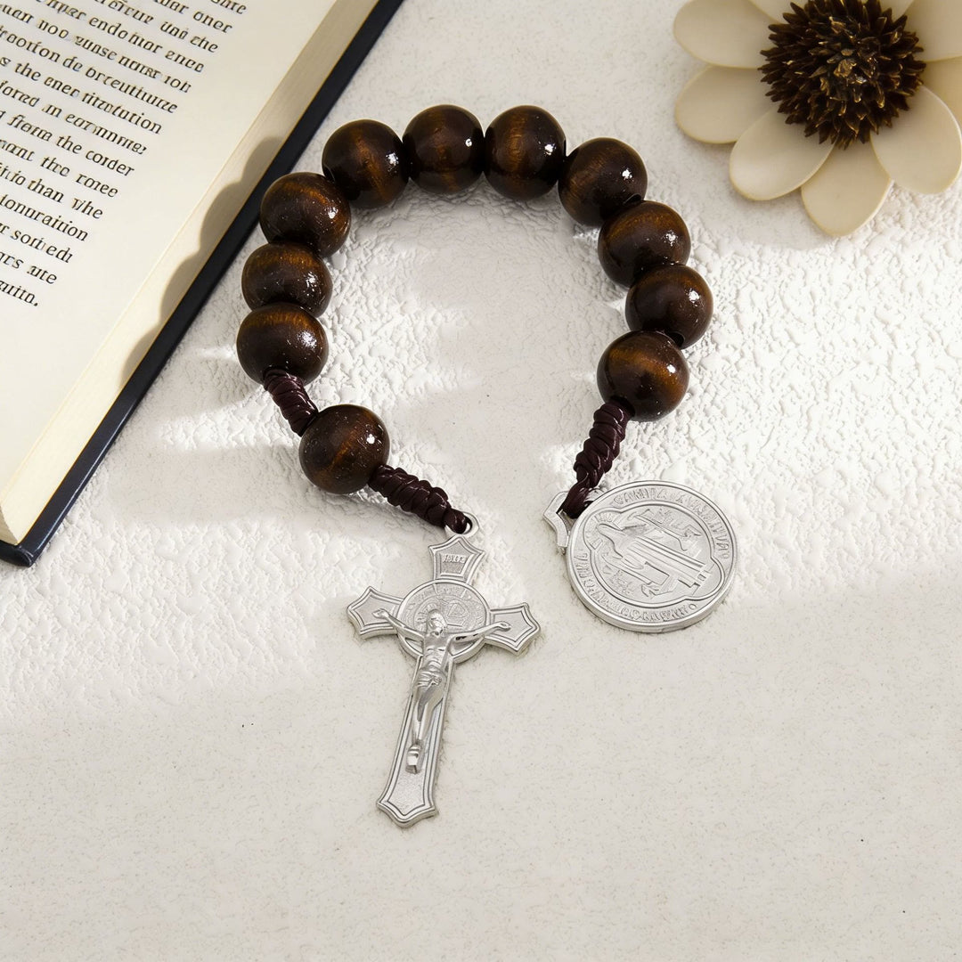 Christianartworkshop Colgante de coche de cuentas de madera rayadas con crucifijo de Jesús y medalla de figura sagrada: emblema de protección celestial en el camino. - image 12