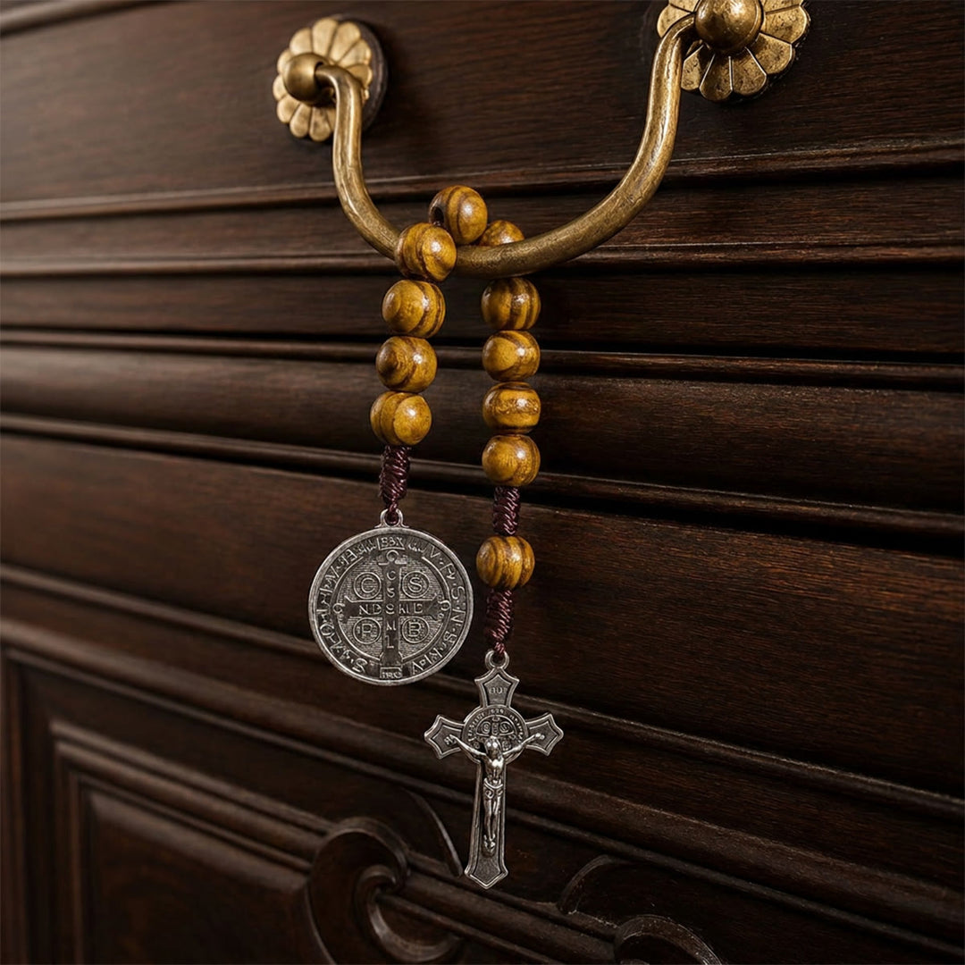 Christianartworkshop Colgante de coche de cuentas de madera rayadas con crucifijo de Jesús y medalla de figura sagrada: emblema de protección celestial en el camino. - Café - image 0