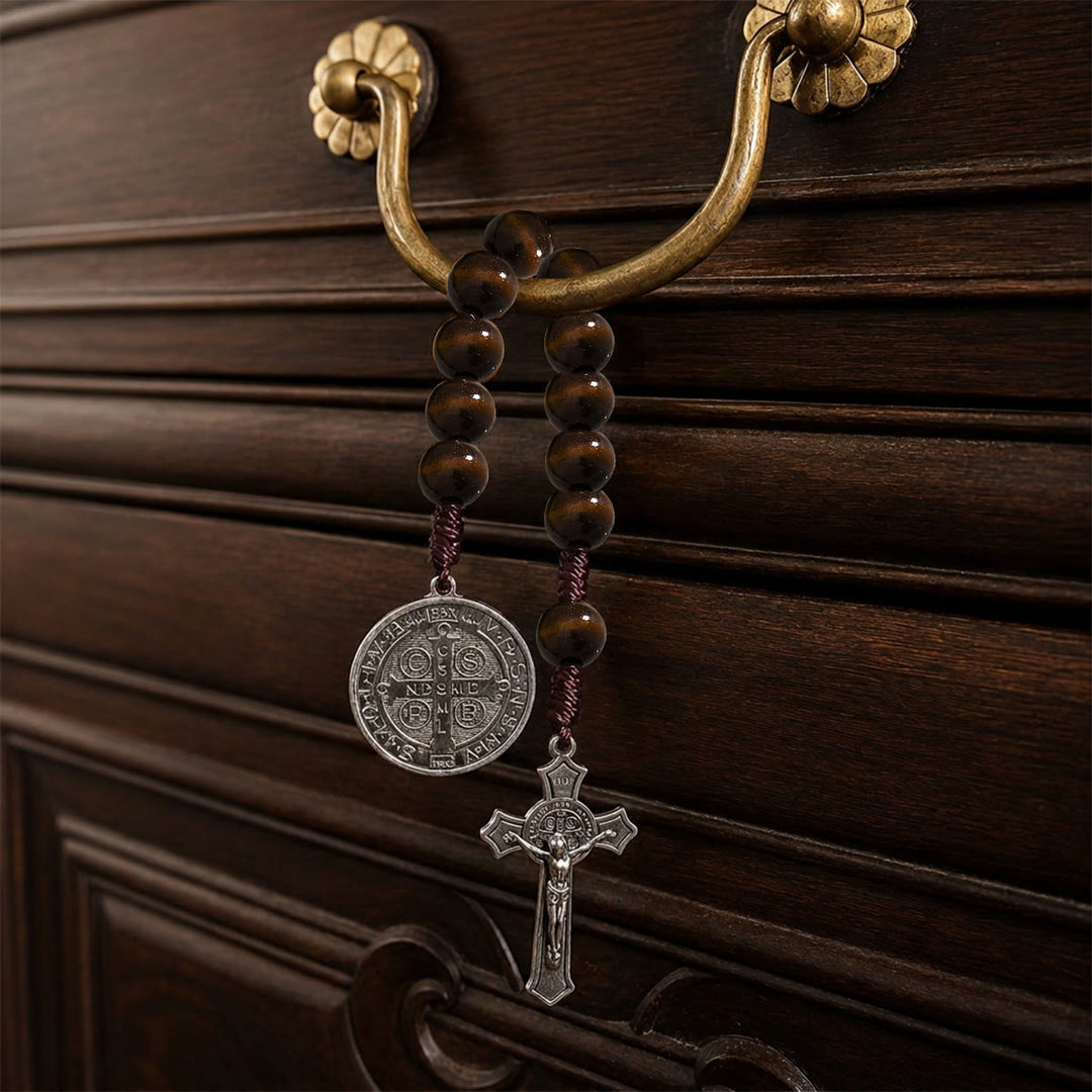 Christianartworkshop Colgante de coche de cuentas de madera rayadas con crucifijo de Jesús y medalla de figura sagrada: emblema de protección celestial en el camino. - Café oscuro - image 10