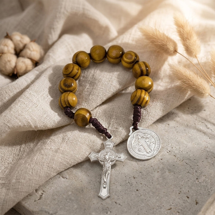 Christianartworkshop Colgante de coche de cuentas de madera rayadas con crucifijo de Jesús y medalla de figura sagrada: emblema de protección celestial en el camino. - image 6