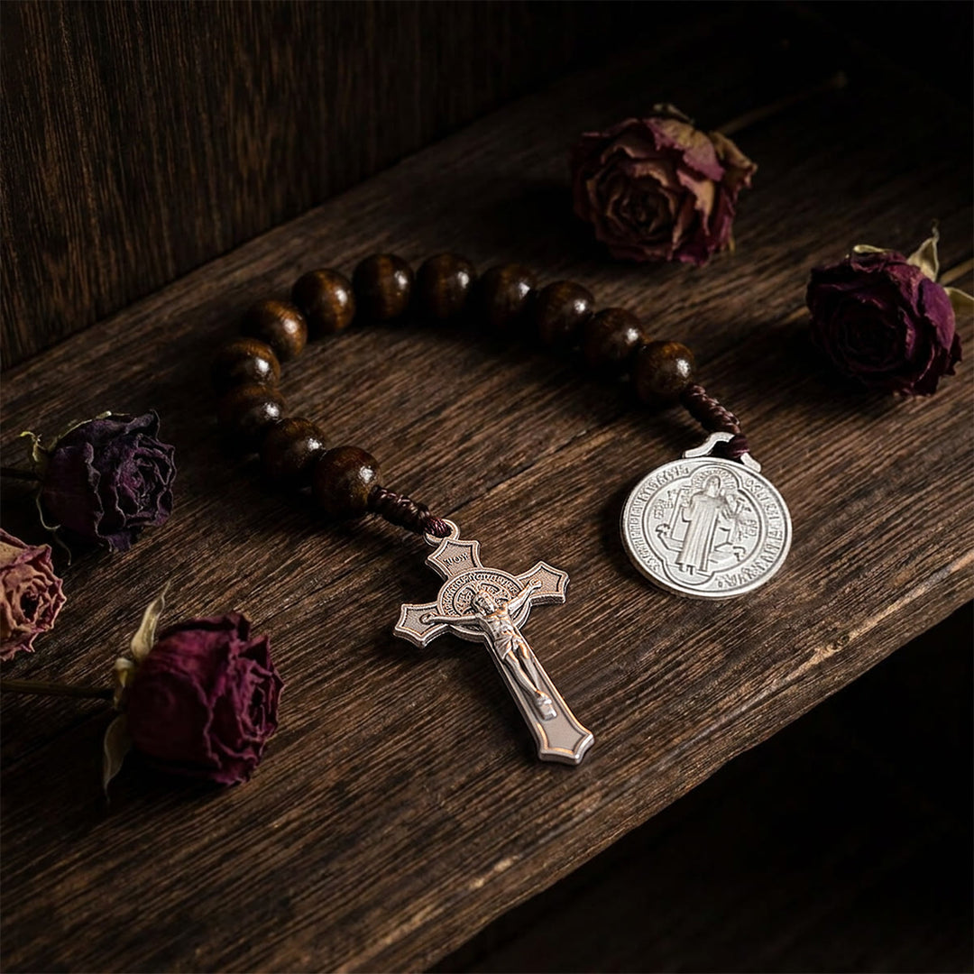 Christianartworkshop Colgante de coche de cuentas de madera rayadas con crucifijo de Jesús y medalla de figura sagrada: emblema de protección celestial en el camino. - image 16