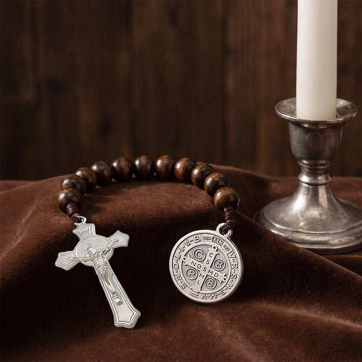 Christianartworkshop Colgante de coche de cuentas de madera rayadas con crucifijo de Jesús y medalla de figura sagrada: emblema de protección celestial en el camino. - image 17