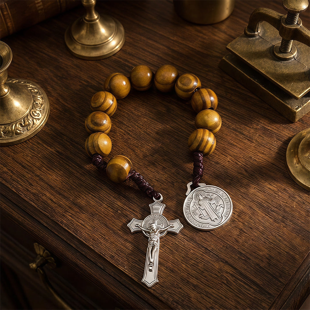 Christianartworkshop Colgante de coche de cuentas de madera rayadas con crucifijo de Jesús y medalla de figura sagrada: emblema de protección celestial en el camino. - image 8