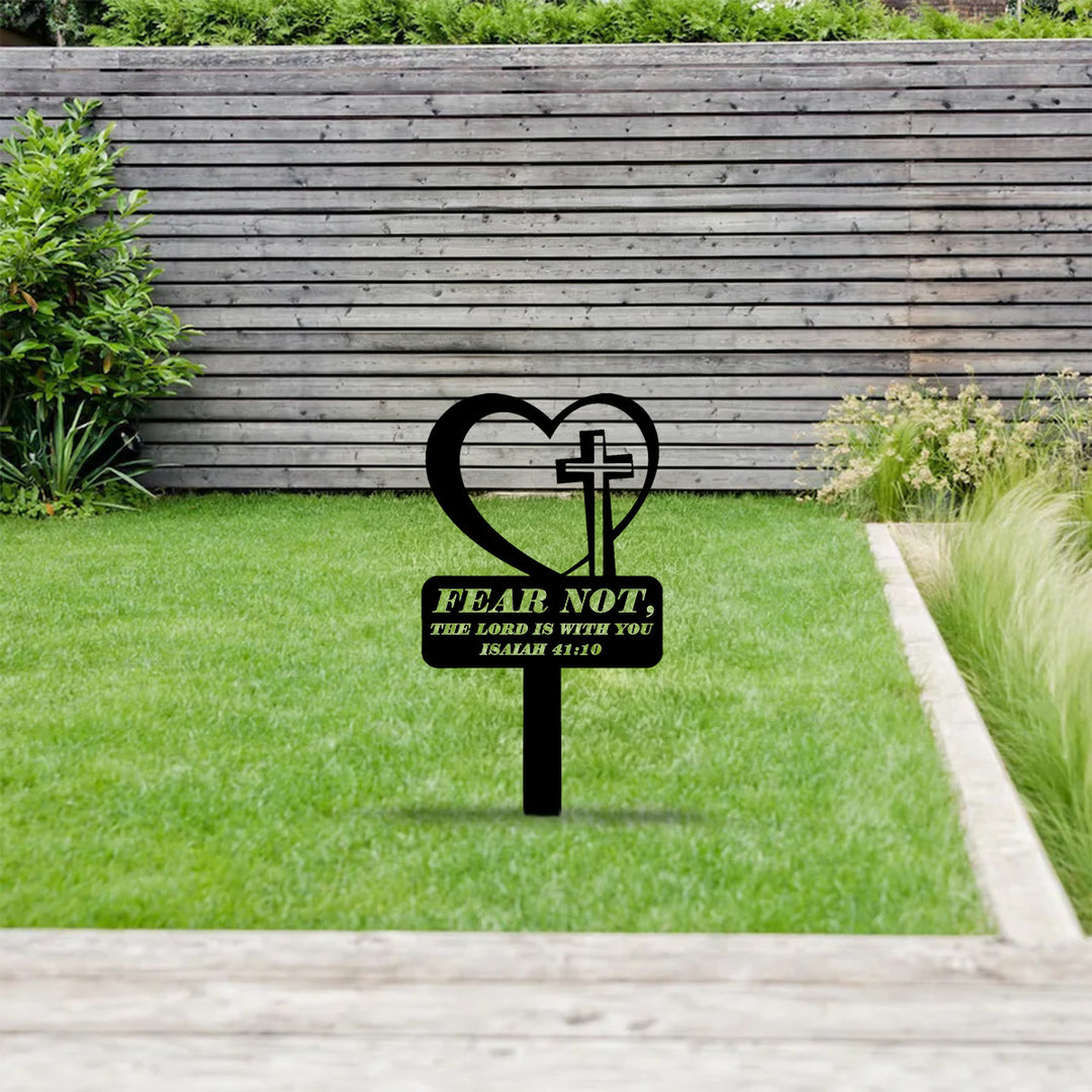 Christianartworkshop Estaca de jardín de metal con cruz en forma de corazón cortada con láser y versículo bíblico: Emblema del reconfortante valor celestial. - image 0