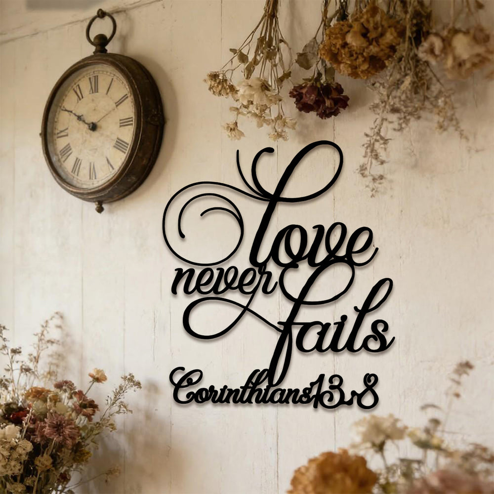 Christianartworkshop Decoración de pared metálica Flourish Script Love Never Fails: Emblema del afecto celestial eterno - image 1
