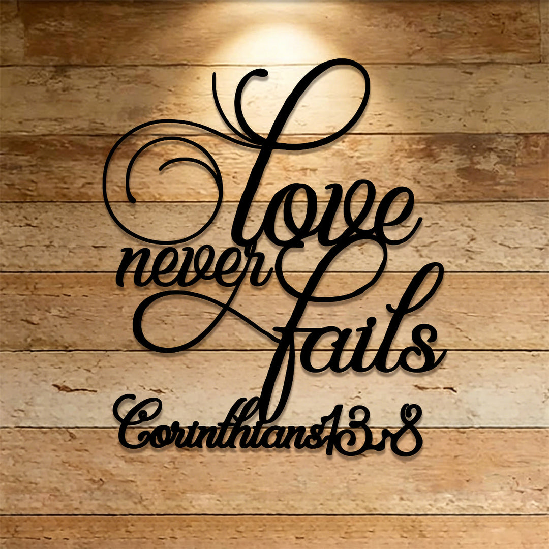 Christianartworkshop Decoración de pared metálica Flourish Script Love Never Fails: Emblema del afecto celestial eterno - image 0