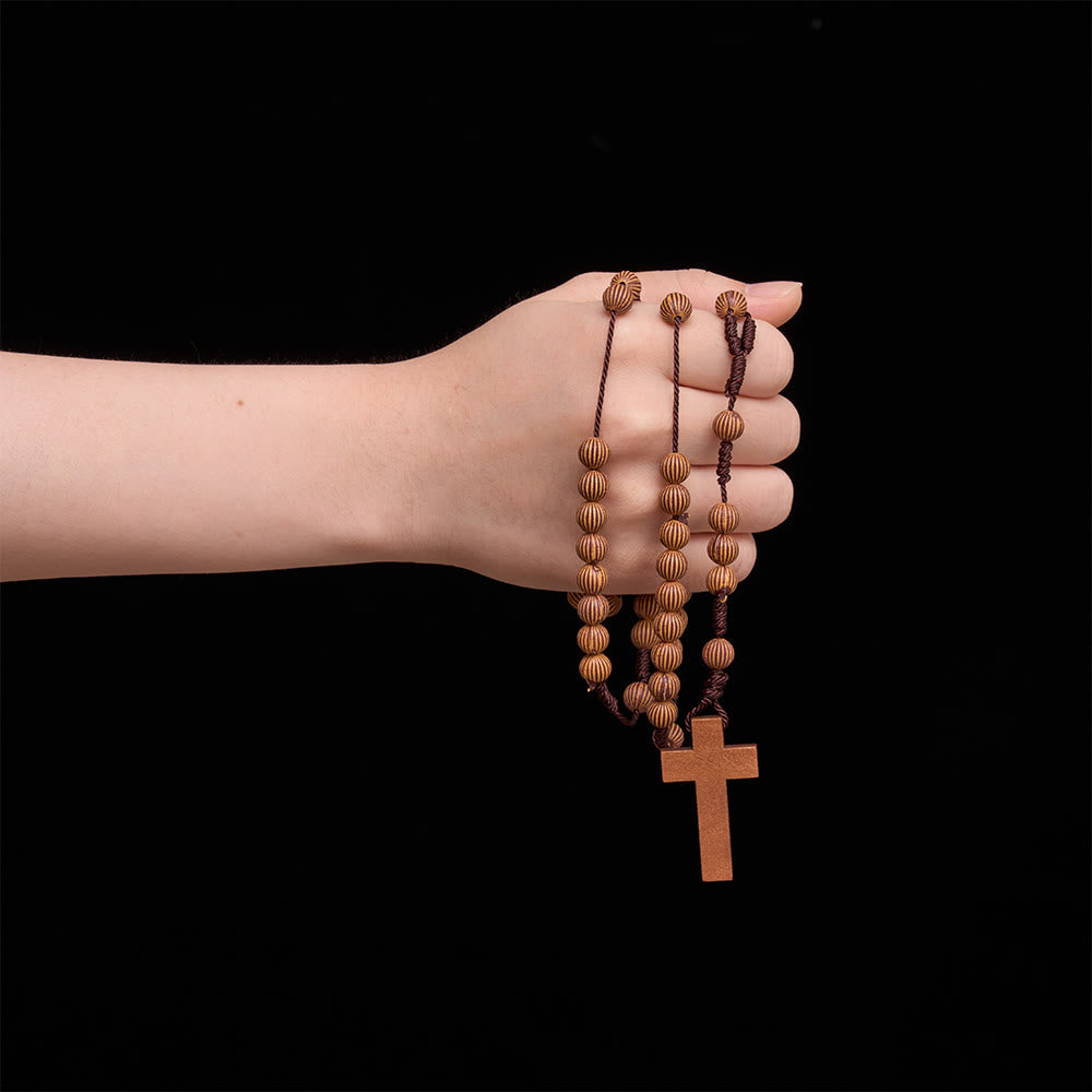 Christianartworkshop Rosario de plástico imitación madera con cordón trenzado oscuro y dije de cruz: símbolo de adorno devocional de bajo mantenimiento. - image 1