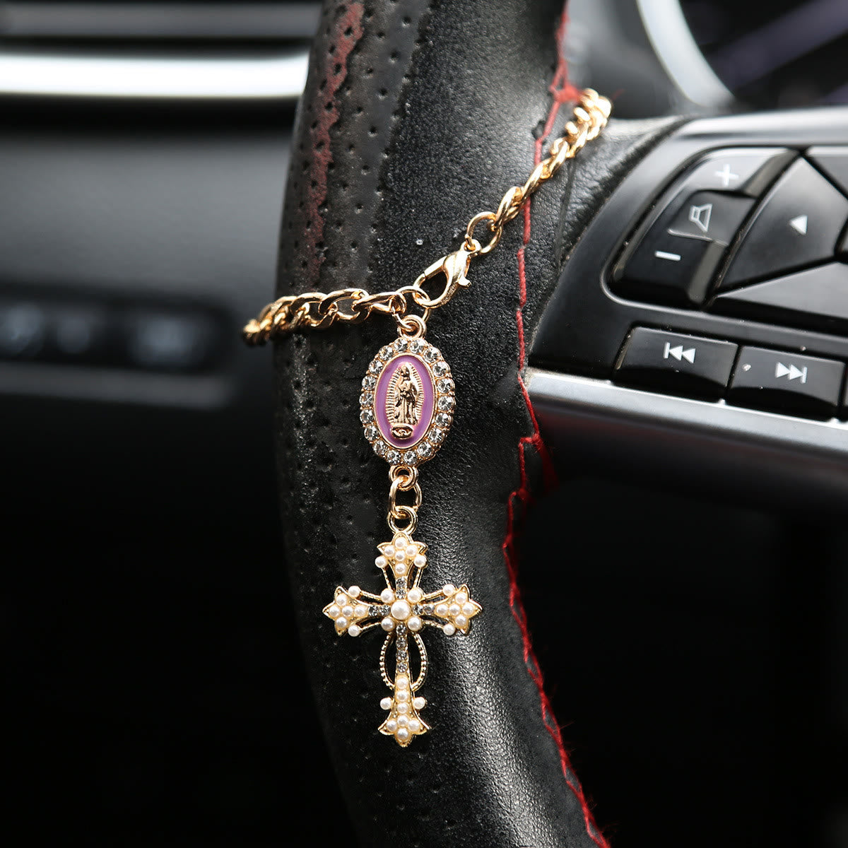 Christianartworkshop Adorno colgante para coche con medallón de la Virgen María enmarcado con diamantes de imitación: símbolo de la suave guía celestial para los viajes por carretera. - A - Púrpura - image 3