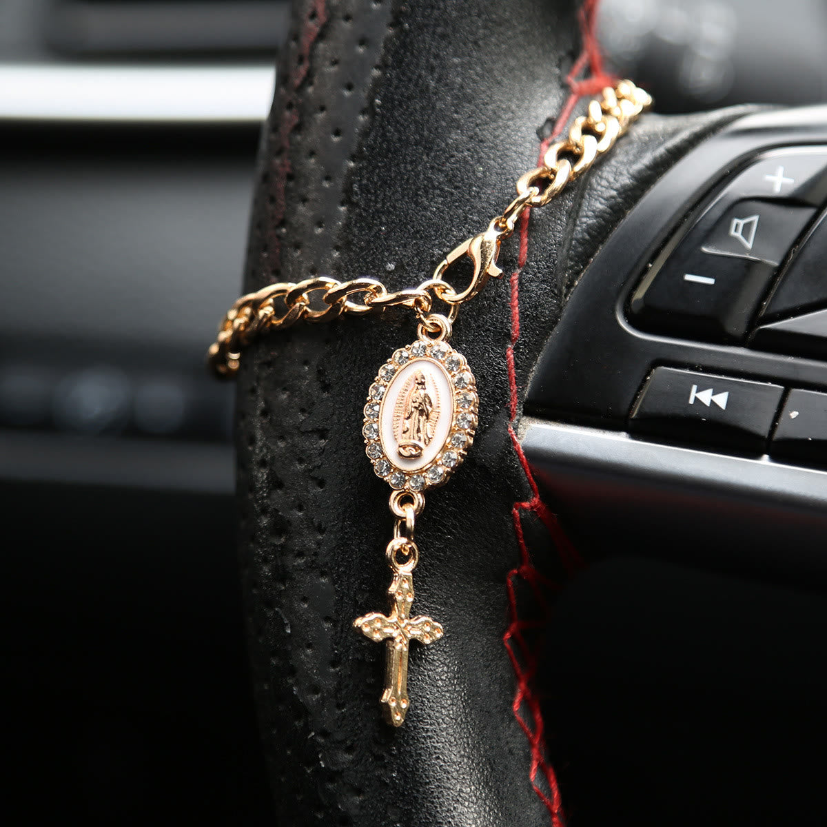Christianartworkshop Adorno colgante para coche con medallón de la Virgen María enmarcado con diamantes de imitación: símbolo de la suave guía celestial para los viajes por carretera. - B - Blanco - image 4