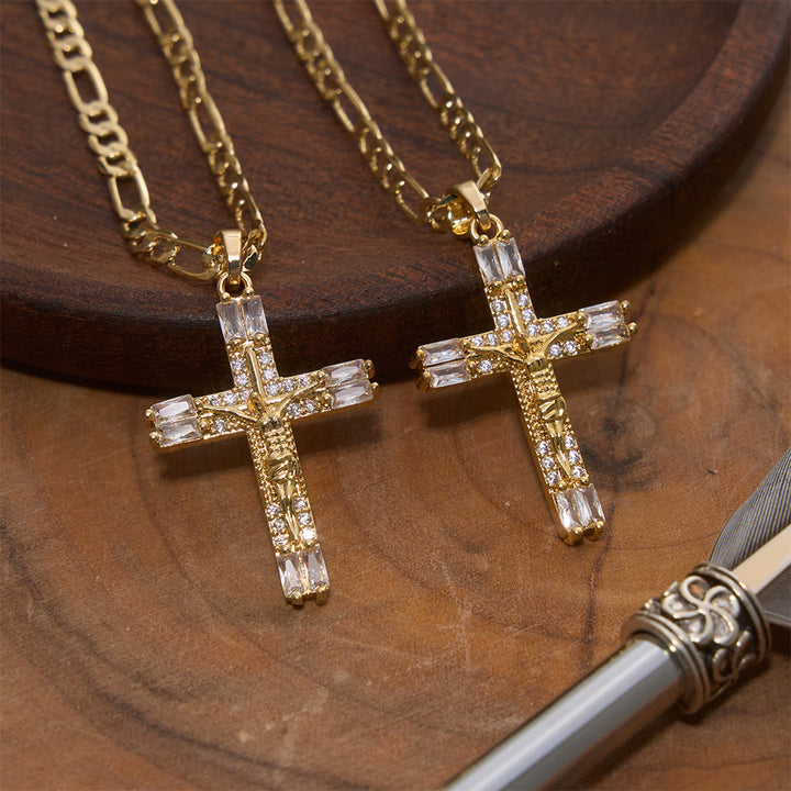 Christianartworkshop Collar con cadena Figaro de crucifijo de cristal baguette: emblema de la eterna misericordia divina. - Crucifijo - image 0