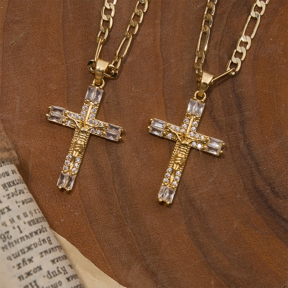 Christianartworkshop Collar con cadena Figaro de crucifijo de cristal baguette: emblema de la eterna misericordia divina. - image 1