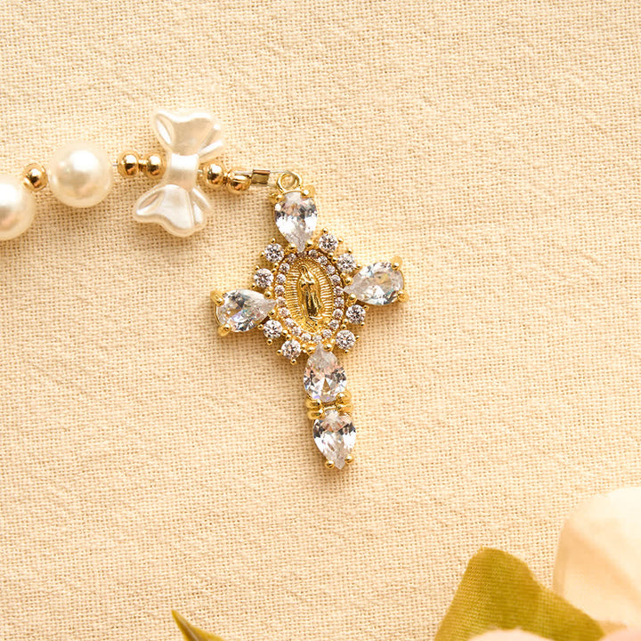 Christianartworkshop Elegante rosario con lazo de perlas blancas y cruz enjoyada de la Virgen María: emblema de la dulce pureza celestial. - image 7