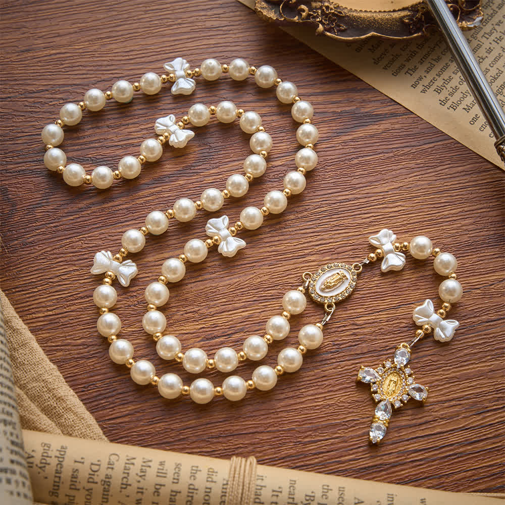 Christianartworkshop Elegante rosario con lazo de perlas blancas y cruz enjoyada de la Virgen María: emblema de la dulce pureza celestial. - image 2