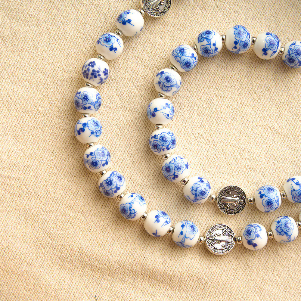 Christianartworkshop Rosario de cerámica floral azul y blanco con medallas de San Benito y Nuestra Señora - image 37