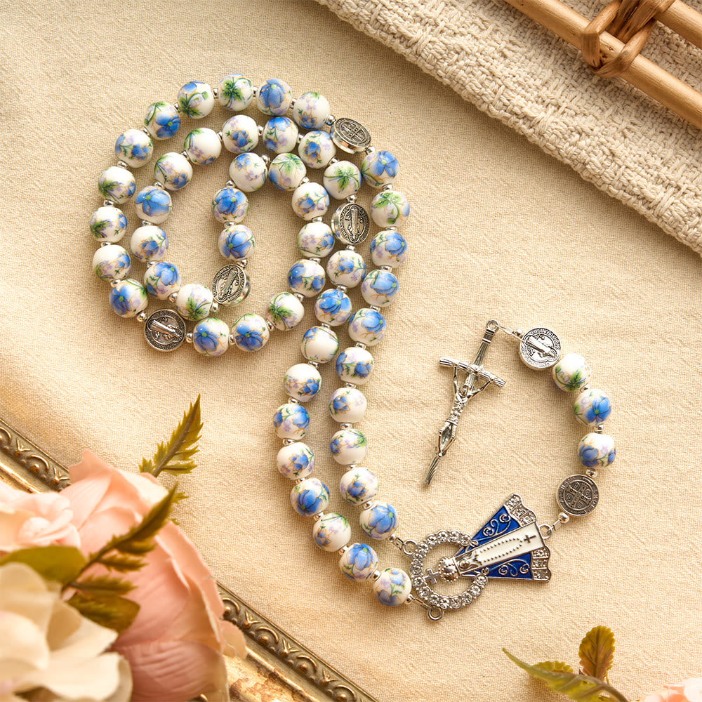 Christianartworkshop Rosario de cerámica floral azul y blanco con medallas de San Benito y Nuestra Señora - image 11
