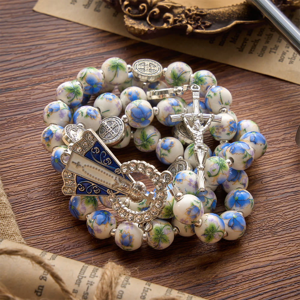 Christianartworkshop Rosario de cerámica floral azul y blanco con medallas de San Benito y Nuestra Señora - image 13