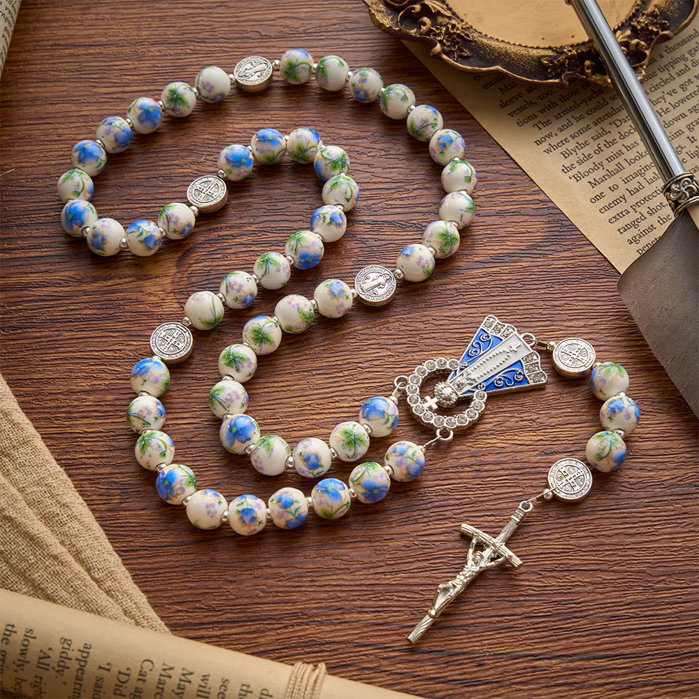 Christianartworkshop Rosario de cerámica floral azul y blanco con medallas de San Benito y Nuestra Señora - Nuestra Señora y el Crucifijo - Estilo B - image 10