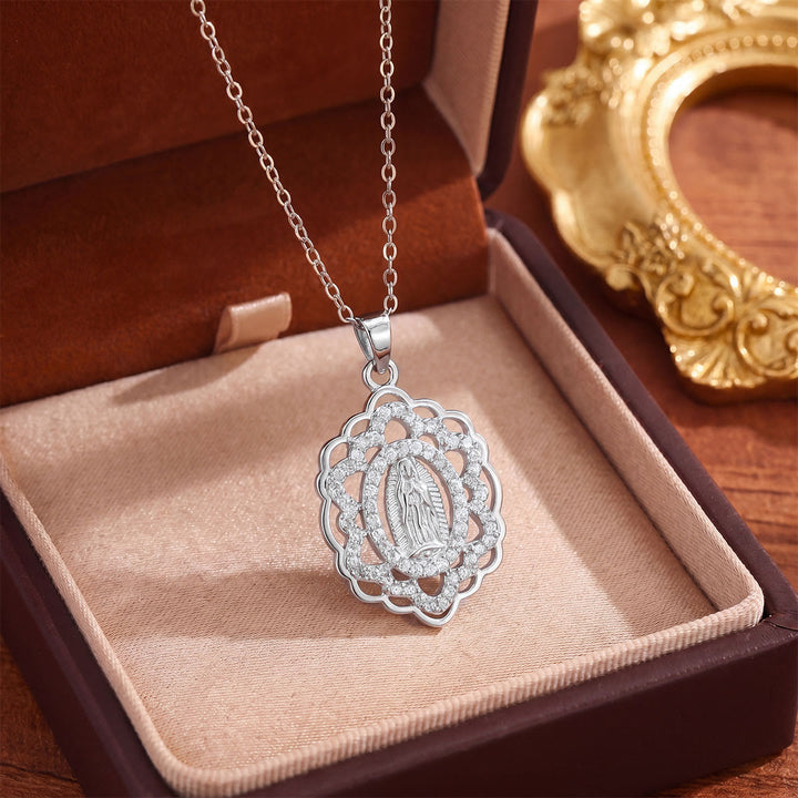 Christianartworkshop Collar con medallón de la Santa Doncella con Halo de Cristal: Emblema de la suave protección celestial. - Plata - Trabajo calado - image 19