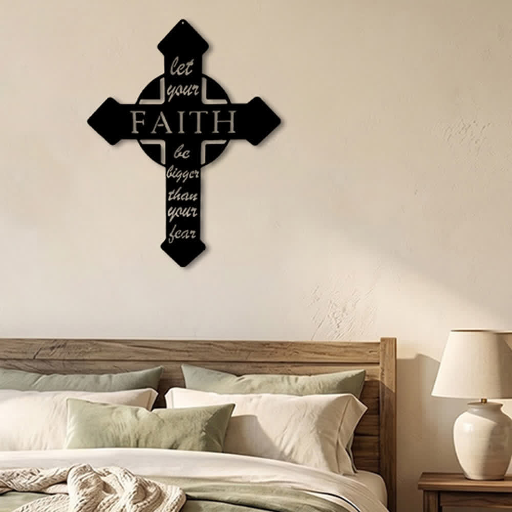 Christianartworkshop Cruz de punta afilada: Deja que tu fe sea más grande que tu miedo. Decoración de pared de metal: Emblema atemporal de la sagrada gracia redentora. - image 3