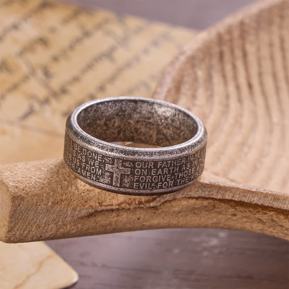 Christianartworkshop Anillo ancho de acero inoxidable con cruz grabada en profundidad y la oración del Padre Nuestro: Emblema de la fe celestial inquebrantable. - Plata antigua - US 13 - image 10