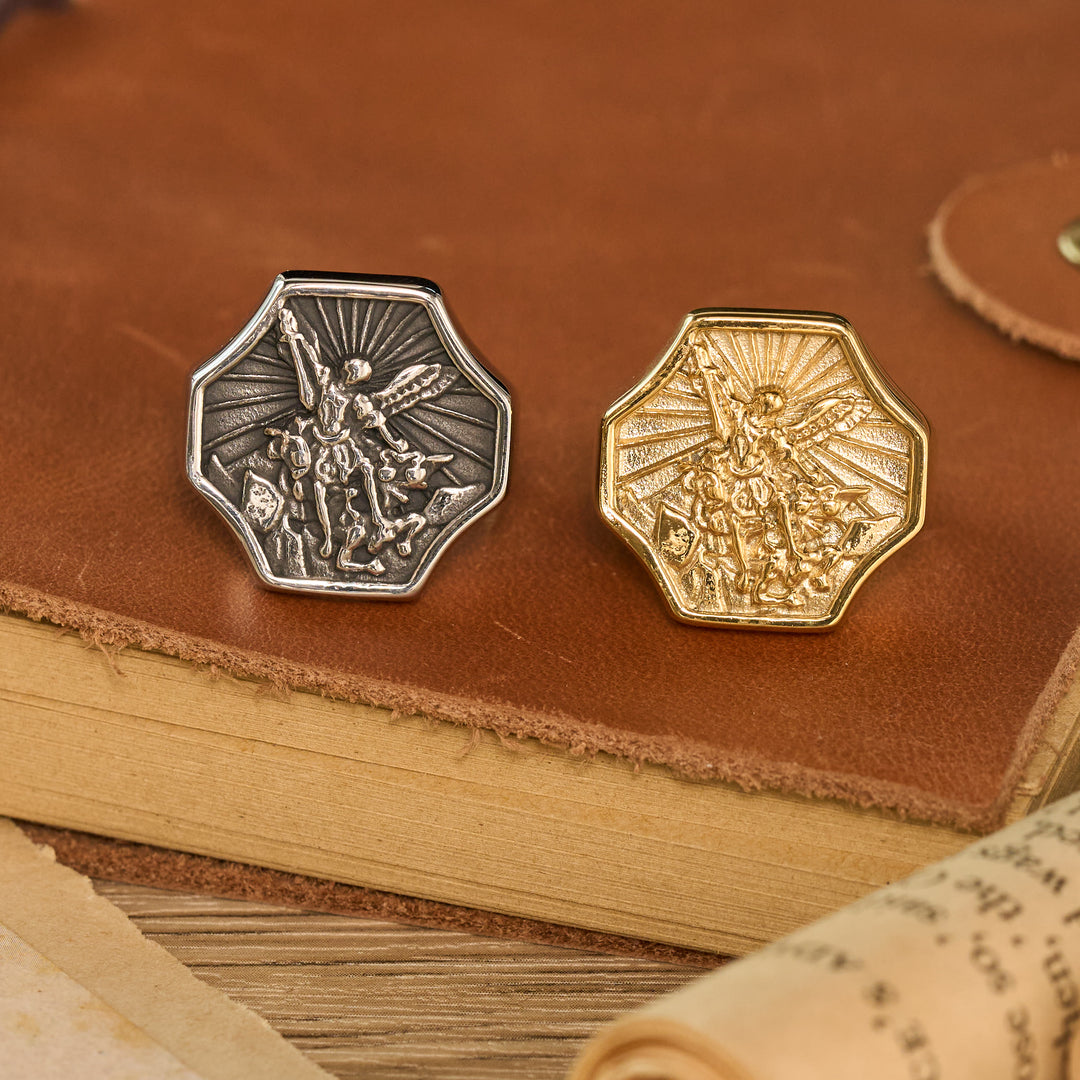 Christianartworkshop Anillo octogonal con relieve de arcángel esculpido: emblema de la valiente protección celestial. - image 0